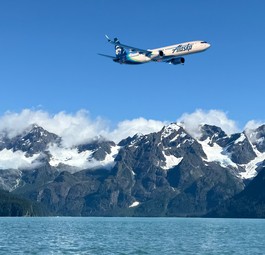 Boeing 737 Max 10 über Alaska (Montage): Alaska Airlines baut aus. 