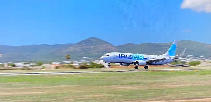 Im der französischen Komödie «Ibiza» (2019) fliegt die Patchworkfamilie mit Ibizair auf die Baleareninsel. Die Airline trägt im Film eine außergewöhnlich schöne Lackierung.