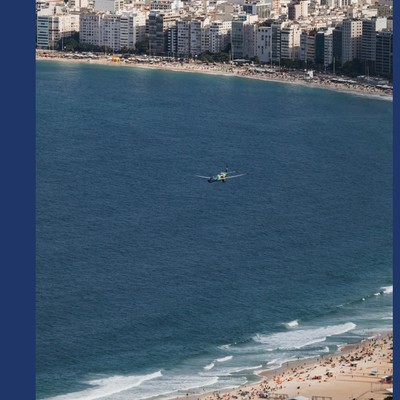 Die Embraer E195-E2 über der Copacabana: Azul feierte mit der Aktion das brasilianische Fußballteam der Männer.