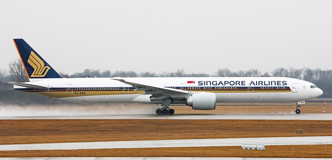 Singapore Airlines fliegt mit der Nummer 1 auf der selben Route - nur startet sie in Singapore und hat einen Zwischenstopp in Hong Kong. Beide Flüge sind wegen der Pandemie ausgesetzt - Singapore nutzt die Nummer laut Flightaware aber gerade teilweise auf Flügen nach Hong Kong.