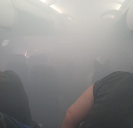 British-Airways-Jet füllt sich mit dichtem, weißen Rauch