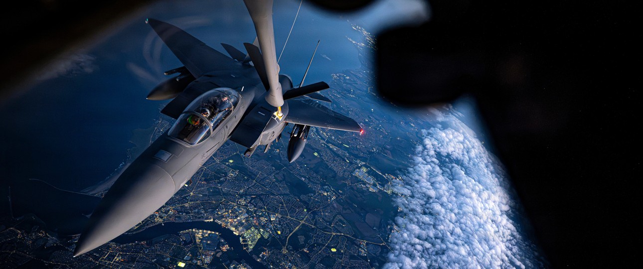McDonnell Douglas F-15 E Strike Eagle der U.S. Air Force wird während einer Übung von einem KC-135 Stratotanker betankt.