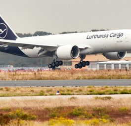 Lufthansa Cargos neue Boeing 777 F bei ihrer ersten Landung in Frankfurt: Der Jet ...
