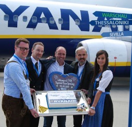 Flughafen-Geschäftsführer Schmid (2.v.r.) feiert mit Ryanair-Marketingchef Kenny Jacobs (Mitte) die Eröffnung der Basis: Ryanair wollte den Ausbau.