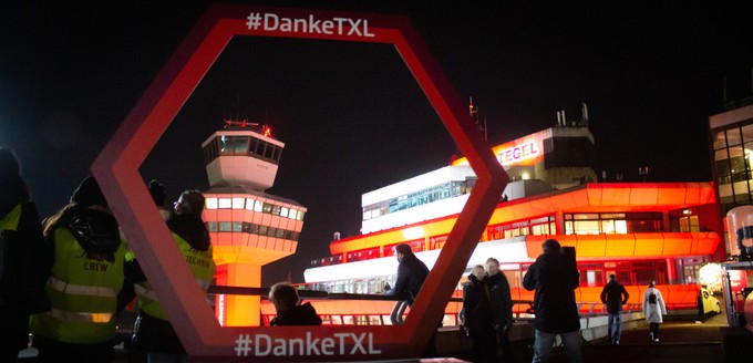 Besucherplattform in Berlin-Tegel: Am vorletzten Betriebstag durfte die Öffentlichkeit ein letztes Mal auf die Aussichtsplattform.