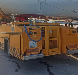 Der Wassertransporter unter dem Rumpf des Airbus A380: Der Fahrer liegt im Krankenhaus.