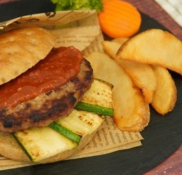 Der Burger von Zipair: Die Grillen sind in Pulverform verarbeitet.