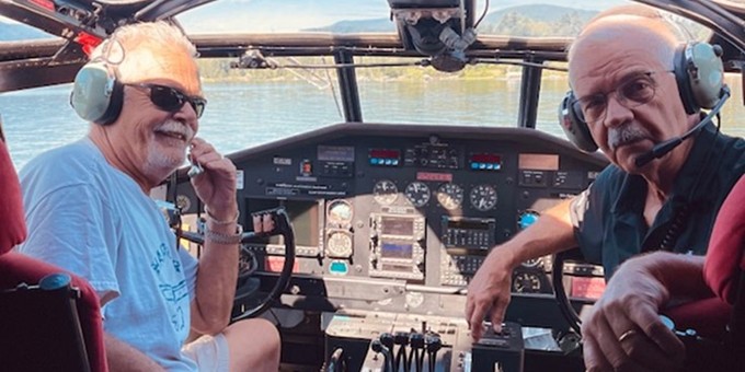 ... auf ihrem letzten Flug gesteuert von Harbour- Air-Pilot Rick Matthews (l.) und Ex-Harbour- Air-Pilot (r.), die hier bei einem ...