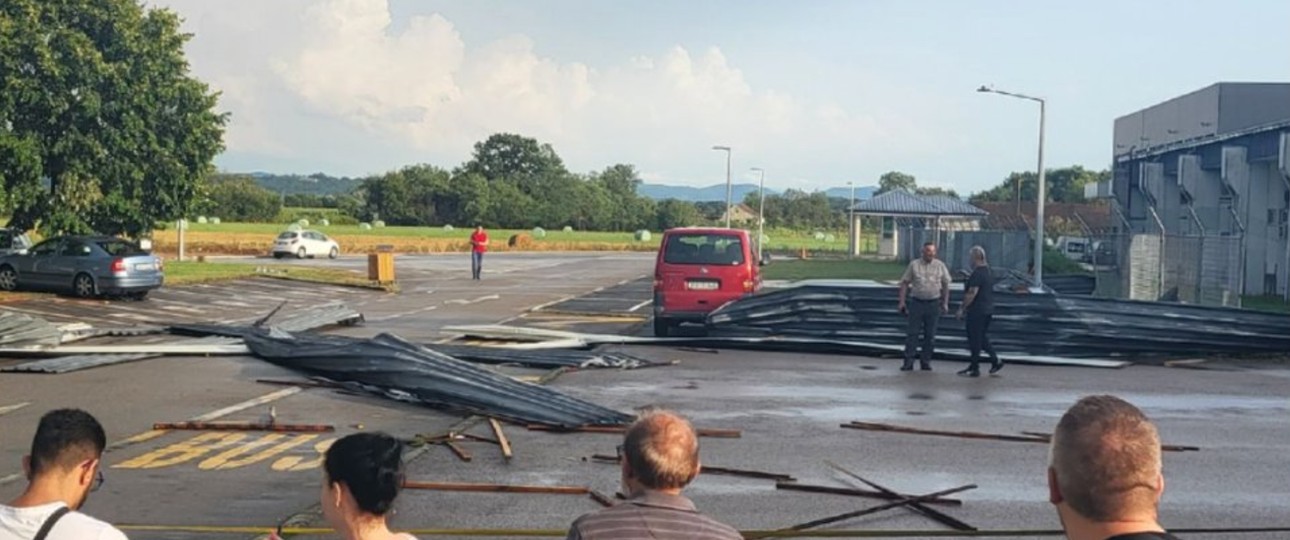 Teile des Flughafendachs auf dem Parkplatz: Banja Luka musste schließen.