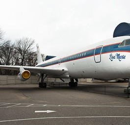 Seit 30 Jahren steht die Convair 880 auf Graceland. Elvis hatte den Passagierjet 1975 von Delta Air Lines gekauft. Bei der Fluglinie hatte er die Kennzeichnung N880EP getragen. Der King zahlte für den Flieger 250'000 Dollar.