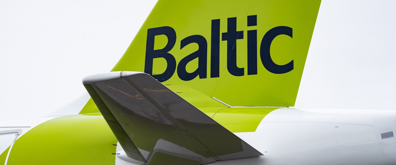 Leitwerk eines Airbus A220 von Air Baltic: künftig mit österreichischen Teilen.