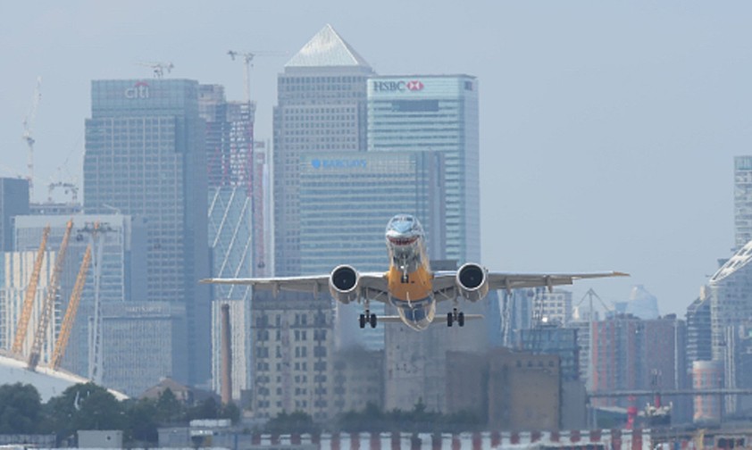 Embraer E2 in London-City: Der Flughafen will länger göffnet sein.