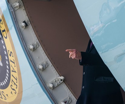 Joe Biden beim Aussteigen aus der Air Force One: Bitte nicht stehlen!