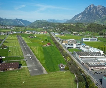 Flugplatz Kägiswil aus der Luft: Die Schweizer Luftrettung will an den Standort.