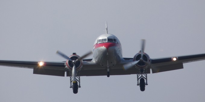 Anflug auf die Landebahn 23 am Flughafen Lelystad.