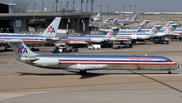 American Airlines ließ ihre Flotte Jahrzehnte lang im blanken Aluminium fliegen. Dies erforderte aber eine aufwendige Pflege der Außenhaut.