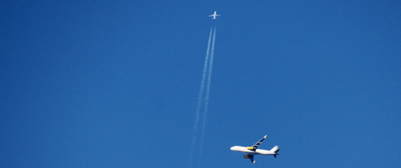 Flugzeug von Vueling (unten groß) und von Tuifly.