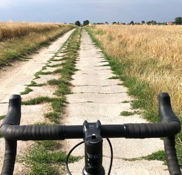 Fahrrad auf einem Feldweg: Nach abgesagten Flügen 3500 Kilometer im Sattel.