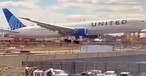 Der Moment vor der Berührung: Die Boeing 767 von United fliegt extrem niedrig an.