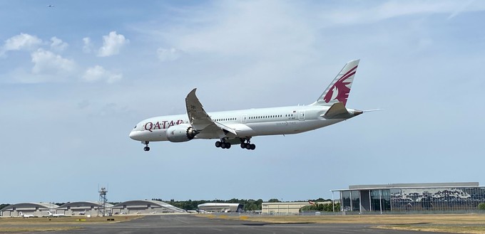 Zur Messe kommen aber auch größere Flugzeuge nach Farnborough - wie diese Boeing 787 von Qatar Airways. Während der Fluglinie aus Katar aktuell ...