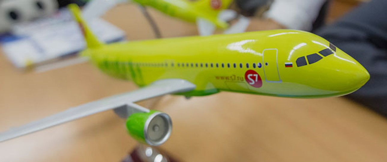 Flugzeugmodell von S7 Airlines: Neu gehören auch Raketen-Plattformen zum Konzern.