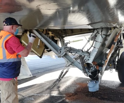 Landing gear of Boeing 767 collapses during landing