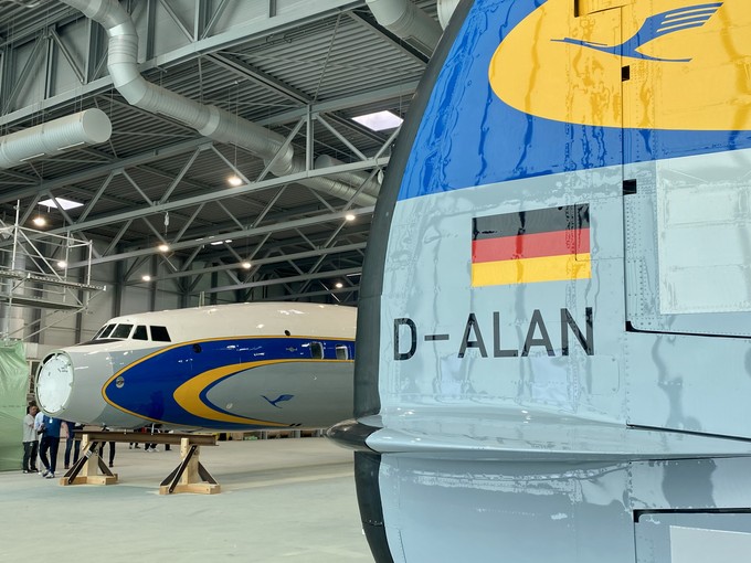 Die Lockheed L-1649A Super Star von Lufthansa im Lackierhangar von Altitude Paint Services am Flughafen Münster/Osnabrück. Hier zu sehen sind ... 
