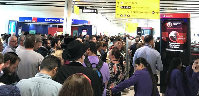 Schlange vor der Sicherheitskontrolle in Heathrow: Es gab einen Feueralarm.