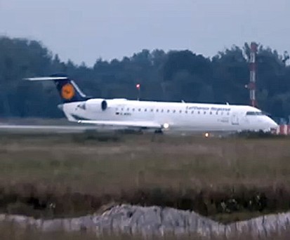 Bombardier-Maschine der Lufthansa Cityline: Musste auf der unfertigen Poste abheben.