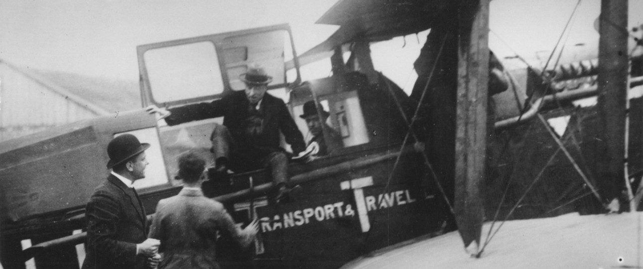 Der erste Flug von KLM fand am 17. Mai 1920 statt – er führte von London nach Schiphol, in einer geleasten De Havilland DH.16. Auf dem Rückflug nach London waren die ersten Passagiere an Bord: zwei Journalisten.