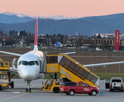 Der Airbus A220 von Swiss in Graz: Das Triebwerk wird demontiert.