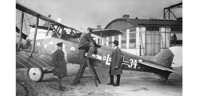 Eine LVG C VI der Deutschen Luft-Reederei am Flughafen Berlin Johannisthal: Von hier aus starteten im Februar 1919 die ersten Flüge Richtung Weimar.