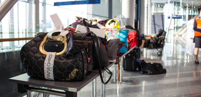 Flughafen-Mitarbeiter verteilten Handgepäck, welches von den Versuchs-Passagieren durch die Kontrolle gebracht werden muss. Damit es sich ganz wie in der Realität verhält, wurden in manchen Taschen Flaschen mit Flüssigkeit versteckt.