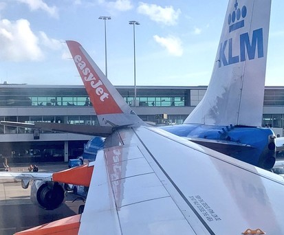 A320 von Easyjet und 737 von KLM kommen sich zu nahe