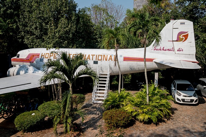 Im Hope International Rehabilitations-Zentrum in Si Racha in der Provinz Chon Buri verbringt diese C-47 von 1943 ihren Lebensabend in den Farben der früheren Thai Airways. Sie war ursprünglich für die US Army Air Forces in Vietnam unterwegs.