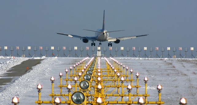 Schnee am Flughafen Wien: Aktuell Mal liegt viel mehr davon als auf diesem Bild.