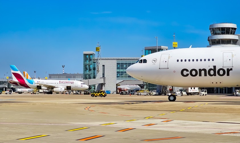 Flughafen Düsseldorf Vorfeld im Sommer