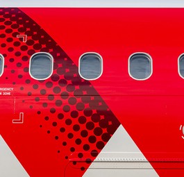 Fensterpartie eines Superjet 100 von Red Wings: Der Flottennachschub verzögert sich.