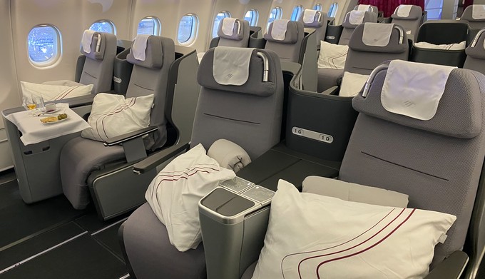 Die Sitze in der Business Class sind dieselben wie bei Lufthansa. Das Design von Kissen und anderen  Accessoires wurde angepasst.