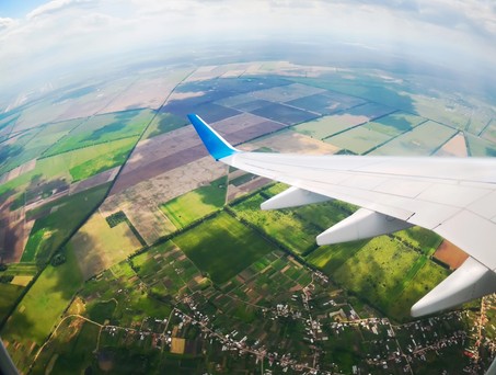 Blick aus einem Flugzeugfenster: Künftig soll GPS durch ein neues Navigationssystem abgelöst werden.