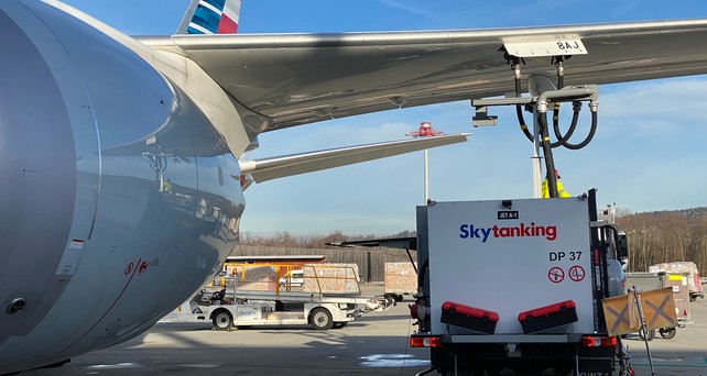 Flugzeugbetankung: Wird teurer.