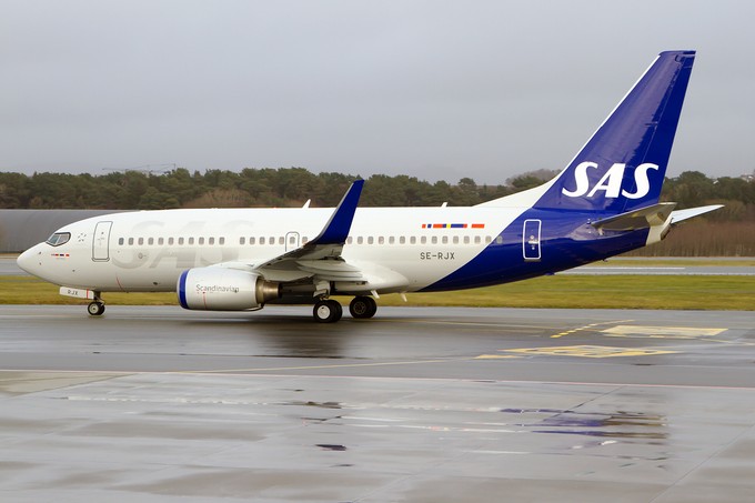 Boeing 737-700 von SAS in neuer Bemalung: Auffällige Umrandung der Cockpitfenster.