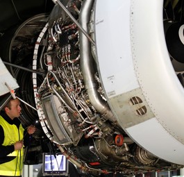 Bei Lufthansa Technik: Video-Boroskopie der dritten Stufe des Hochdruckverdichters eines V2500.