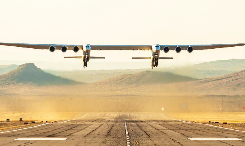 Ebenfalls aus dem Hause Scaled Composites stammt das Doppelrumpfflugzeug Stratolaunch. Nach seiner Spannweite von 117 Metern gerechnet, ist es das größte Flugzeug der Geschichte. Es soll als Startplattform für Forschungsraketen dienen.