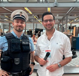 Jan Stephan (links) Polizeioberkommissar der Bundespolizei am Hamburger Flughafen und Reporter Christopher Scheffelmeier: «Obowhl die Langeweile selten aufkommt».