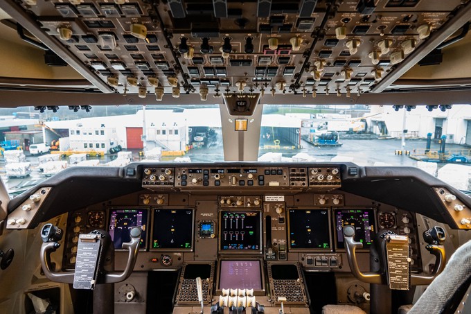 Cockpit des Jumbos: Das Cockpit der Boeing 747 ist der Arbeitsplatz für die rund 40 Piloten von Challenge Airlines.
