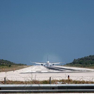 Flugzeug in Skiathos: Die Triebwerke verursachen heftige Winde.