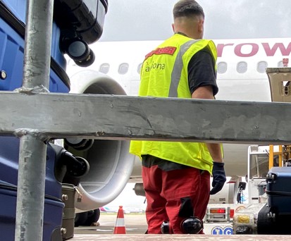 Acciona-Mitarbeiter bei der Beladung eines Jets am Flughafen Düsseldorf: Wechsel zu AAS.