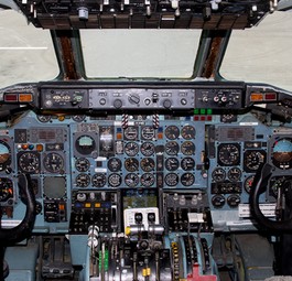 Der Uhrenladen: Das Cockpit der Douglas Dc-9 von Skydive Perris ist noch ursprünglich.