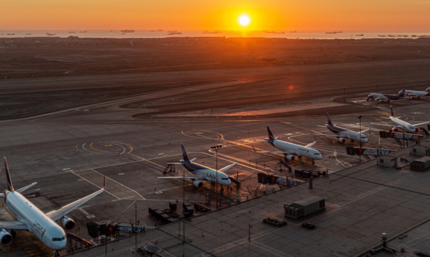Blick aufs Vorfeld des Flughafens Lima: Das neue Terminal ist so gut wie fertig.